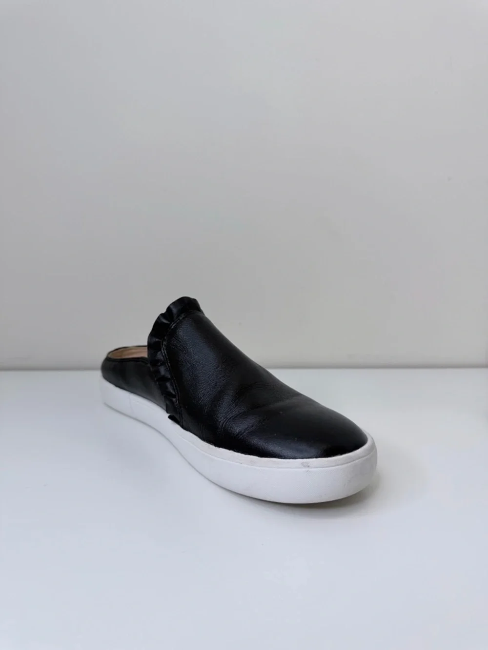 Kate Spade New York Luna Leather Scalloped Accent Mules Sneakers Feminine